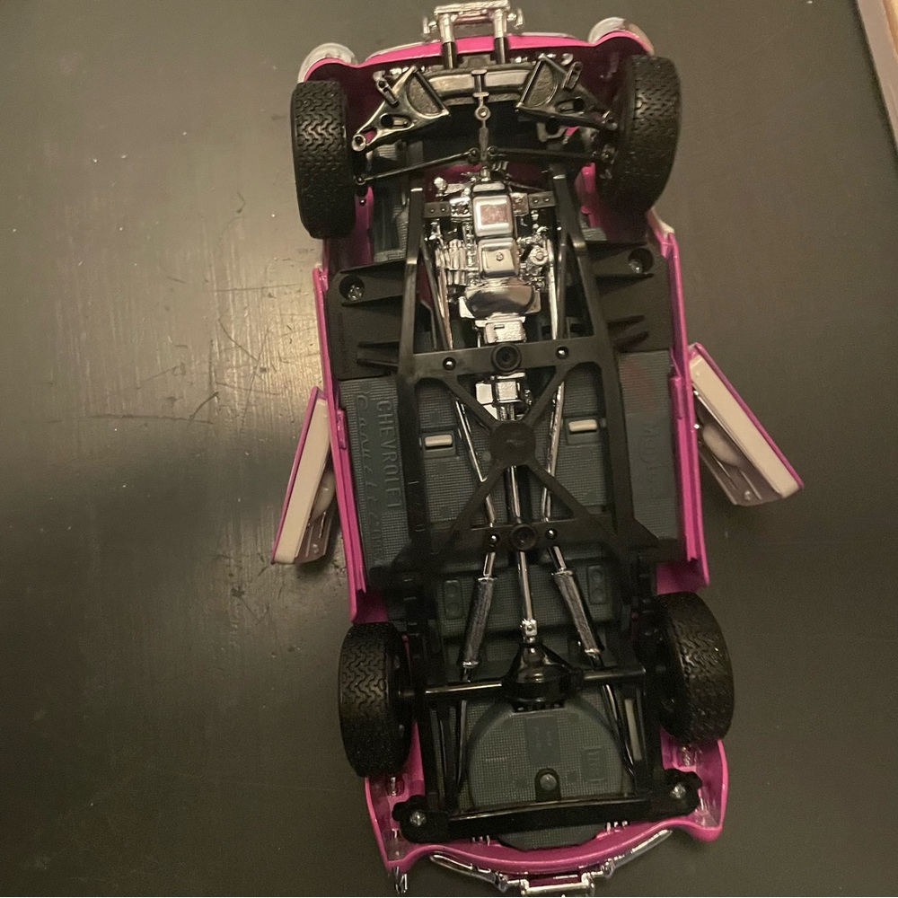 1957 Chevrolet Corvette Pink 1:18 Die Cast Car Maisto - Picture 12 of 12